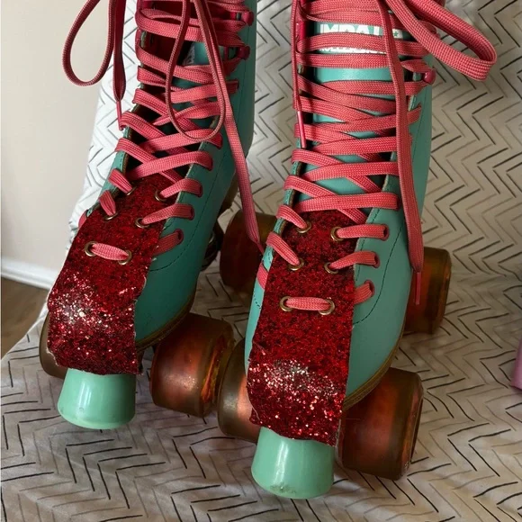 Impala Aqua Roller Skates with Protective Gear - Picture 2 of 12